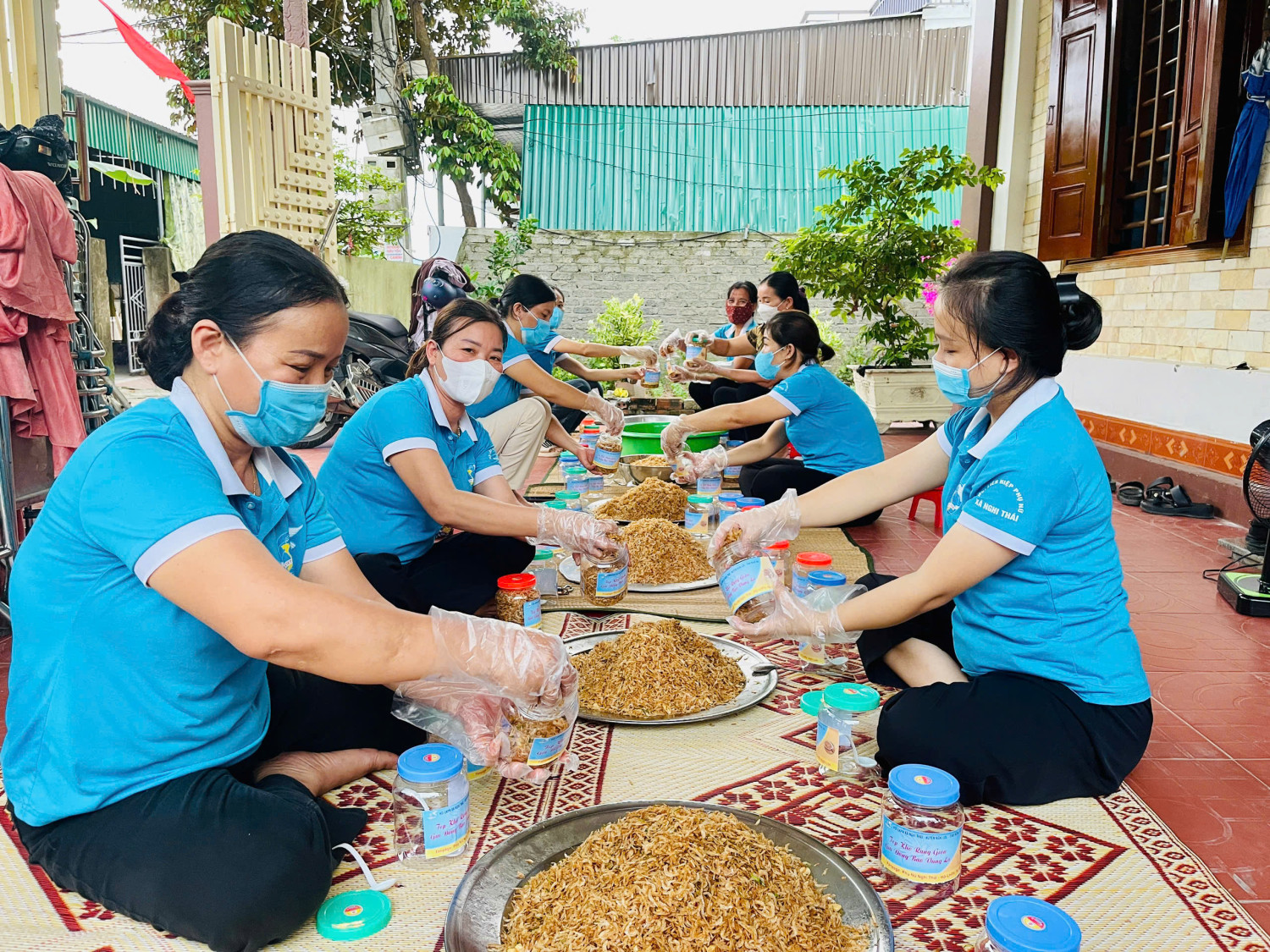 Chị em tham gia chế biến nhu yếu phẩm gửi đồng bào vùng lũ